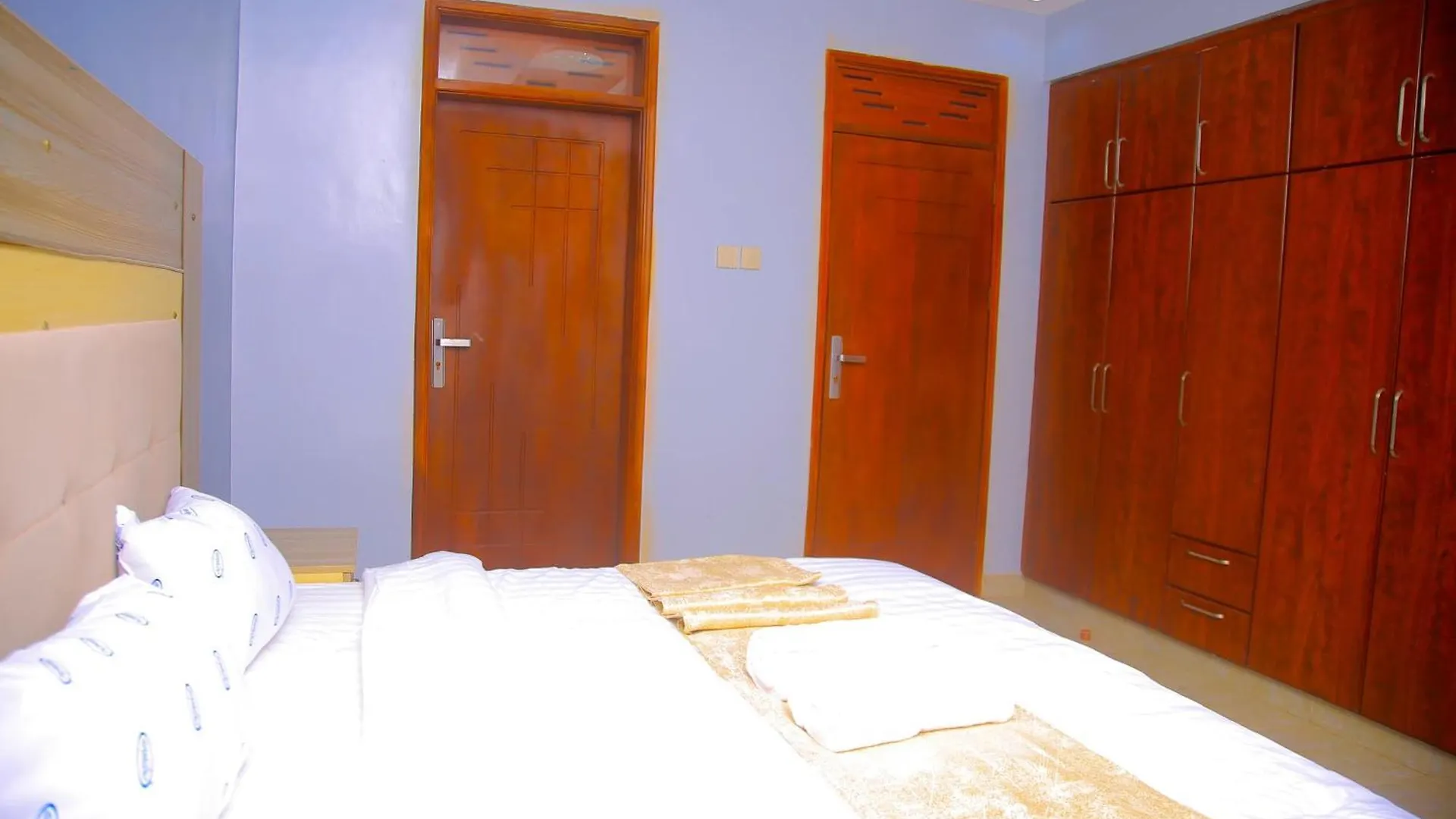 Crown Elegance Suites Kampala 0*,